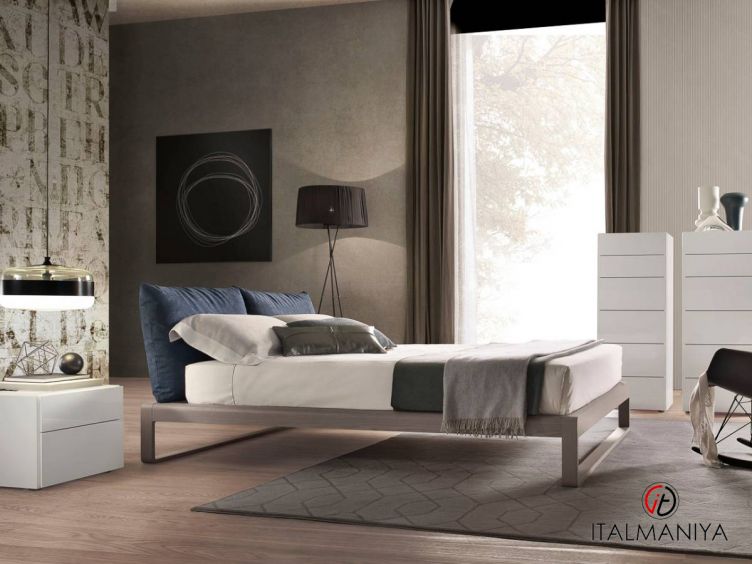 Фото 1 - Кровать Martin фабрики Olivieri (производство Италия) из массива дерева в обивке из ткани в современном стиле