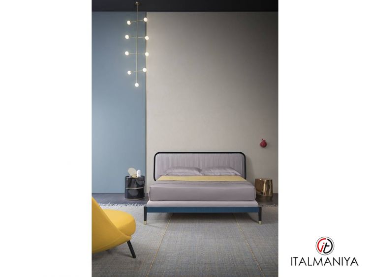 Фото 1 - Кровать Amante фабрики Pianca (производство Италия) из массива дерева в обивке из ткани и кожи в современном стиле