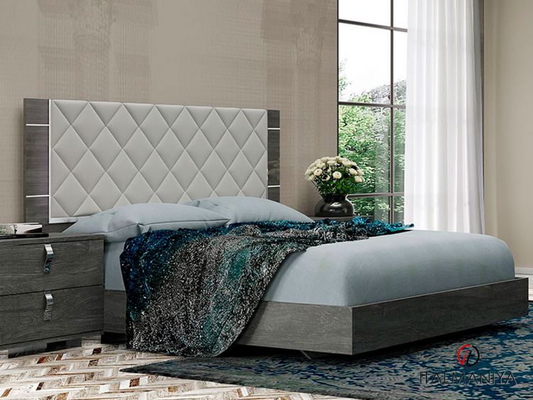 Фото 1 - Кровать Sarah с мягким изголовьем фабрики Status (производство Италия) из МДФ в обивке из ткани серого цвета в современном стиле