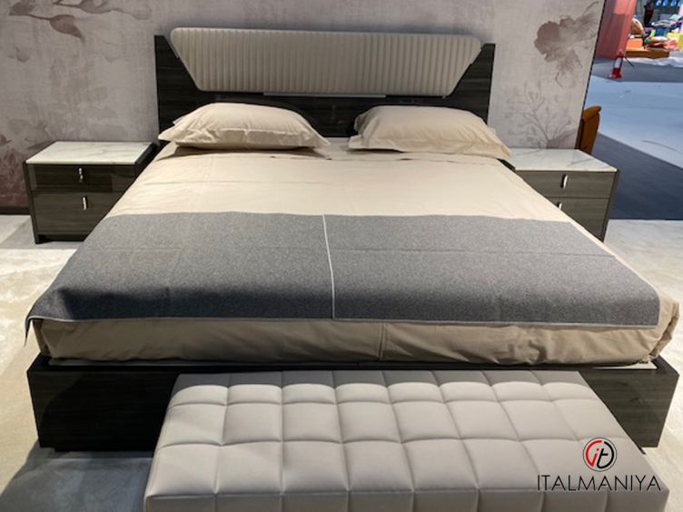 Фото 1 - Кровать Class Vulcano фабрики Tomasella (производство Италия) из массива дерева в обивке из кожи серого цвета в современном стиле