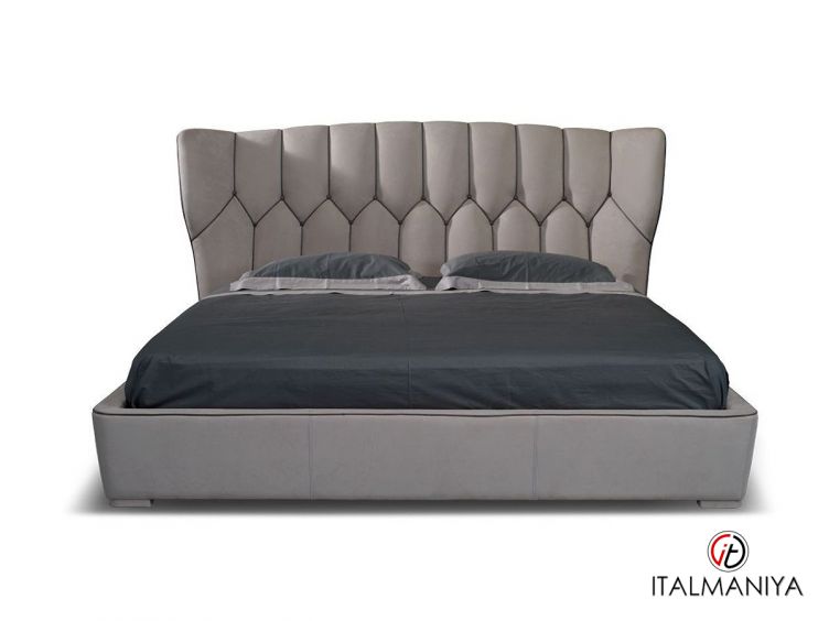 Фото 1 - Кровать Mollie фабрики Ulivi (производство Италия) из массива дерева в обивке из кожи серого цвета в современном стиле