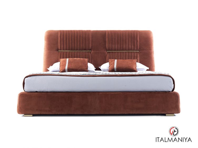Фото 1 - Кровать Omer фабрики Ulivi (производство Италия) из массива дерева в обивке из кожи коричневого цвета в современном стиле