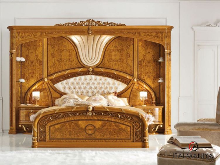 Фото 1 - Кровать Jasmine фабрики Valderamobili из массива дерева в обивке из ткани и кожи в классическом стиле