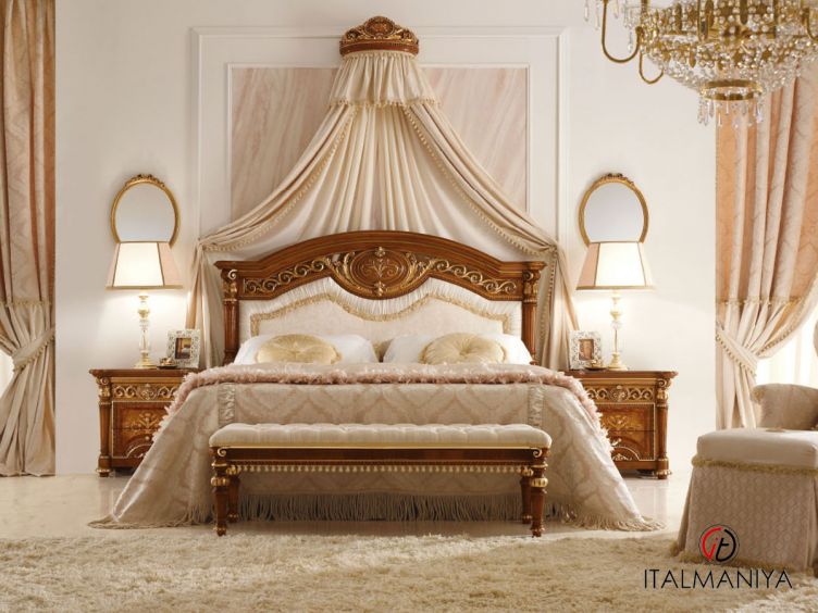 Фото 1 - Кровать Luigi XVI фабрики Valderamobili из массива дерева в обивке из ткани в классическом стиле