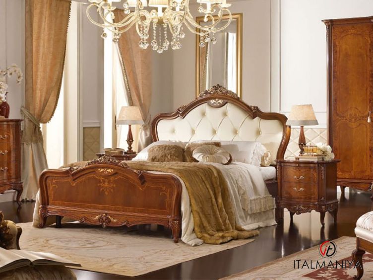 Фото 1 - Кровать Casa Principe фабрики Valderamobili из массива дерева в обивке из ткани и кожи в классическом стиле