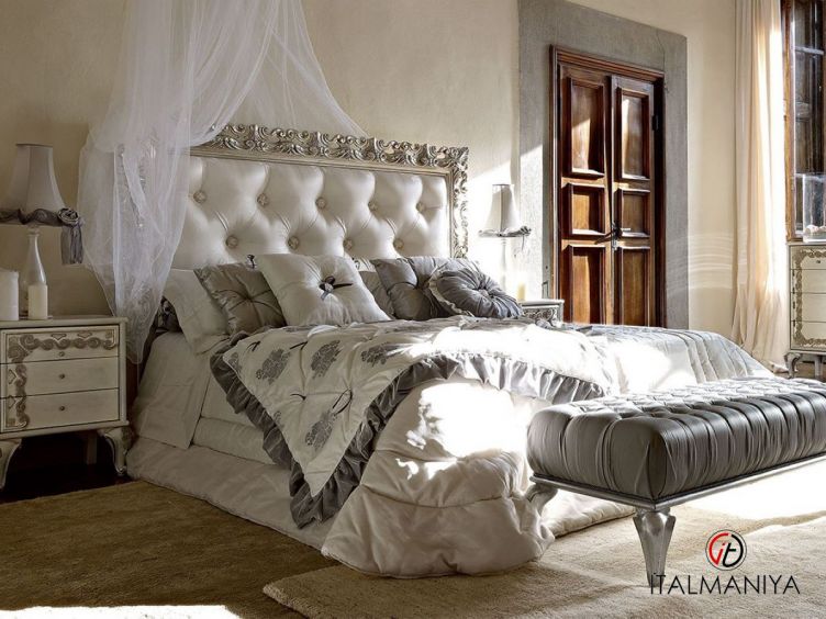 Фото 1 - Кровать Angelica фабрики Volpi из массива дерева в обивке из ткани и кожи в классическом стиле