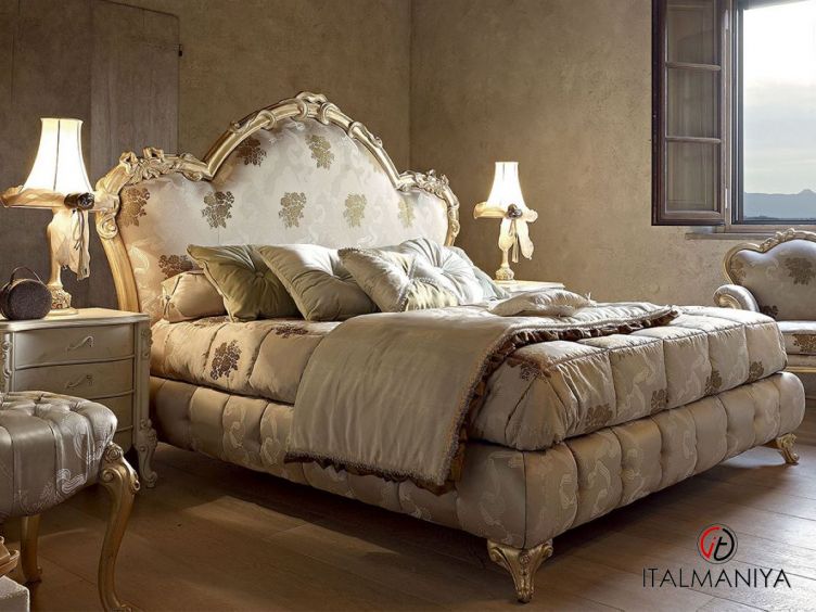 Фото 1 - Кровать Diletta фабрики Volpi из массива дерева в обивке из ткани и кожи в классическом стиле