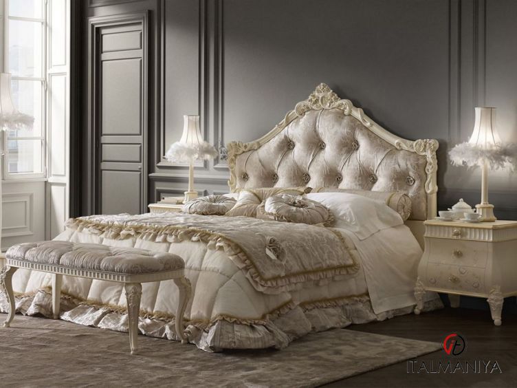Фото 1 - Кровать Florentia фабрики Volpi из массива дерева в обивке из ткани и кожи в классическом стиле