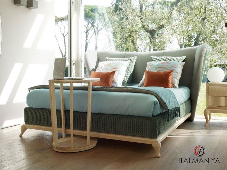 Фото 1 - Кровать Mirabella фабрики Volpi из массива дерева в обивке из ткани и кожи в современном стиле