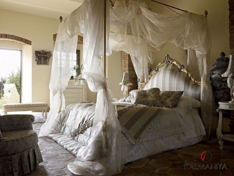 Фото 1 - Кровать Venere фабрики Volpi из массива дерева в обивке из ткани и кожи в классическом стиле