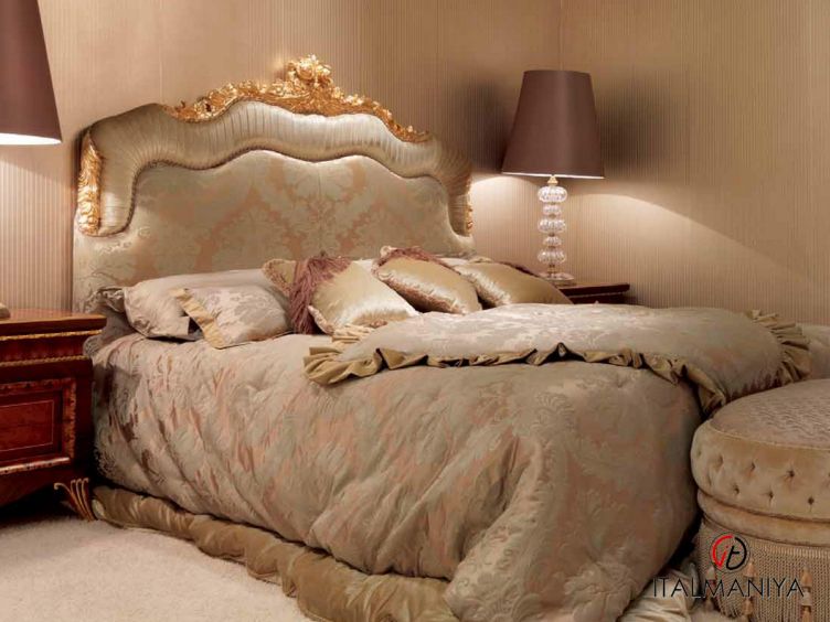 Фото 1 - Кровать Caravaggio фабрики Zanaboni из массива дерева в обивке из ткани в классическом стиле