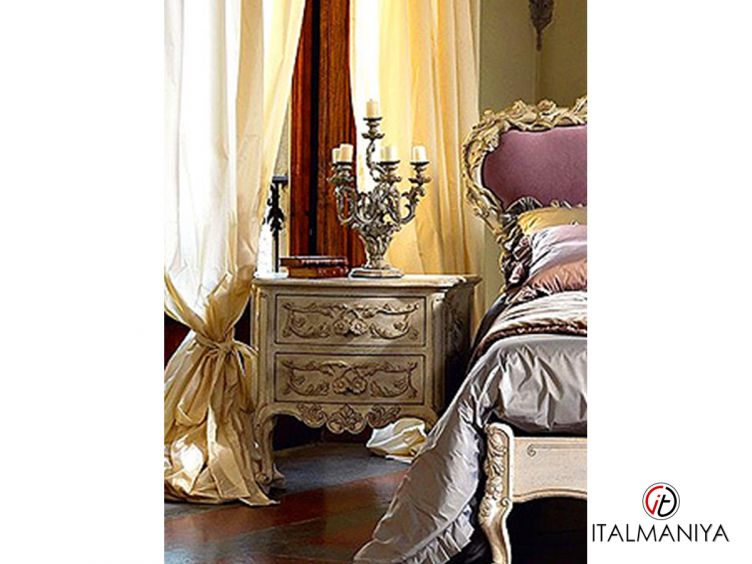 Фото 1 - Тумба прикроватная Florellacci фабрики Roberto Giovannini из массива дерева в классическом стиле
